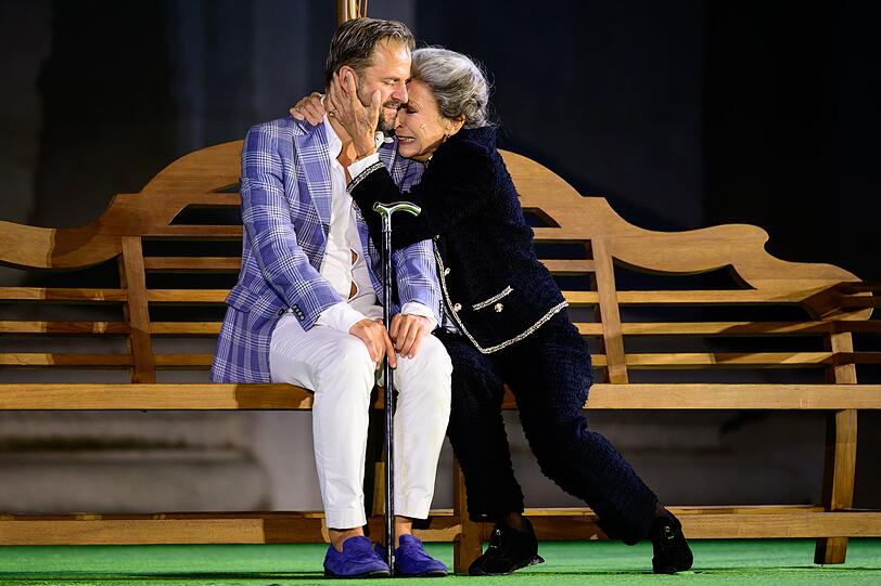 2026 spielte Daniela Ziegler (rechts) die Mutter des "Jedermann" (Philipp Hochmair) bei den Salzburger Festspielen 2026 spielte Daniela Ziegler (rechts) die Mutter des "Jedermann" (Philipp Hochmair) bei den Salzburger Festspielen