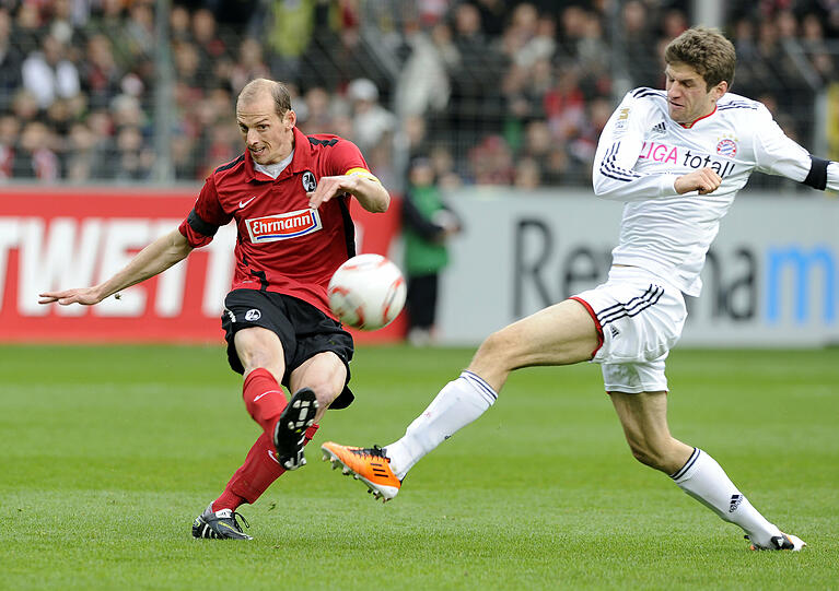 THOMAS MÜLLER: Ihm steckte der Inter-Frust noch am meisten in den Knochen. Lief ihn wenigstens raus, hatte aber auch kaum Offensivszenen. Legte sich nach einem rüden Foul mit Freiburgs Schuster an. Bemüht, aber wirkungslos. Note 5