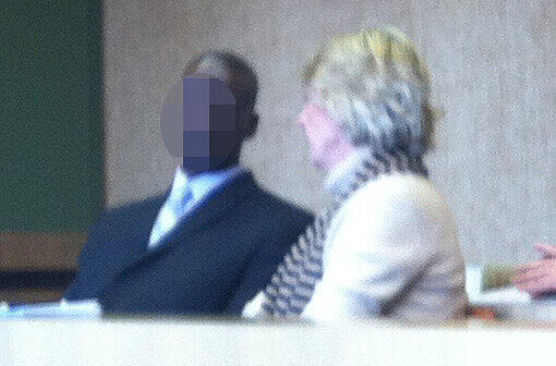 Der mutmaßliche Sex-Täter Mike S. (l.) auf der Anklagebank. Neben ihm sitzt die Dolmetscherin.