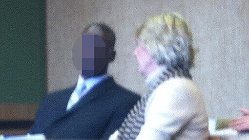 Der mutmaßliche Sex-Täter Mike S. (l.) auf der Anklagebank. Neben ihm sitzt die Dolmetscherin. Der mutmaßliche Sex-Täter Mike S. (l.) auf der Anklagebank. Neben ihm sitzt die Dolmetscherin.