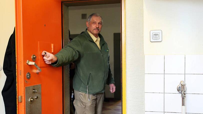Ein Justizbeamter steht in der Tür einer Zelle der JVA Landsberg. Ein Justizbeamter steht in der Tür einer Zelle der JVA Landsberg.