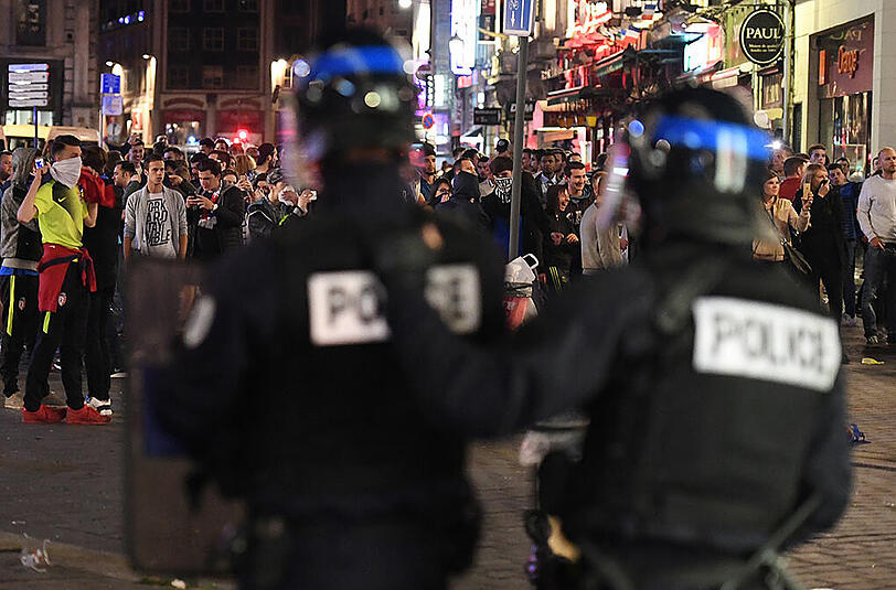 Impressionen: Friedliche Feiern und gewaltsame Proteste in Lille.