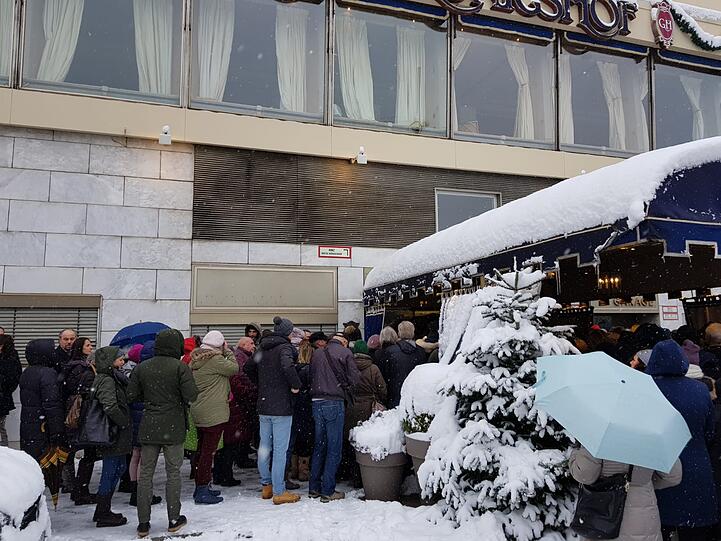 Vor dem Hotel Königshof, das abgerissen wird, hat sich am Donnerstag eine lange Schlange gebildet.