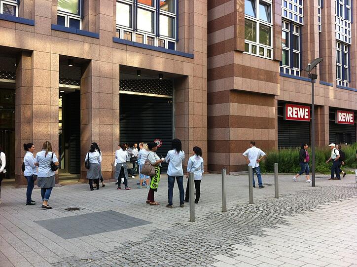 Mitarbeiter und Kunden verlassen fluchtartig das Gebäude.