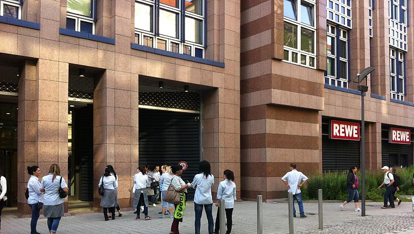 Mitarbeiter und Kunden verlassen fluchtartig das Gebäude. Mitarbeiter und Kunden verlassen fluchtartig das Gebäude.