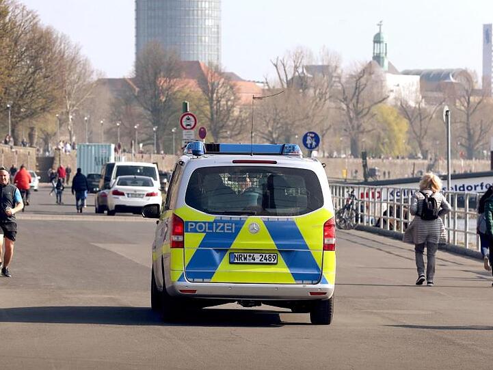 Die Polizei kontrolliert an der Rheinufer Promenade in Düsseldorf die Einhaltung der Vorsichtsmaßnahmen gegen die Coronavirus-Pandemie.
