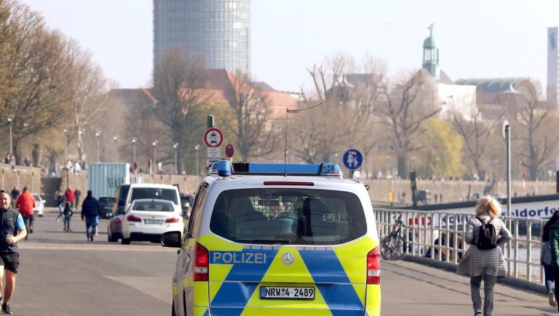 Die Polizei kontrolliert an der Rheinufer Promenade in Düsseldorf die Einhaltung der Vorsichtsmaßnahmen gegen die Coronavirus-Pandemie. Die Polizei kontrolliert an der Rheinufer Promenade in Düsseldorf die Einhaltung der Vorsichtsmaßnahmen gegen die Coronavirus-Pandemie.