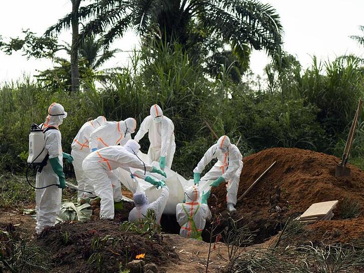 Die Bestattung eines Ebola-Opfers im Kongo. Seit einem Jahr wütet die Seuche im Osten des Landes.