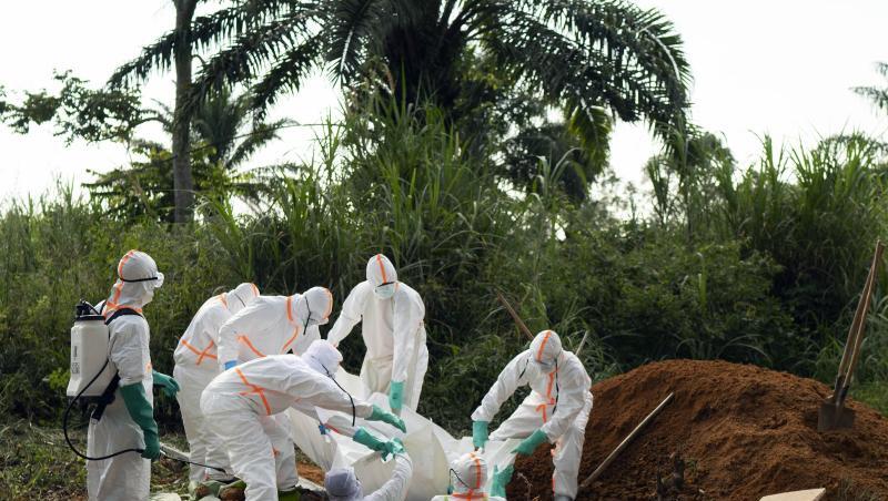 Die Bestattung eines Ebola-Opfers im Kongo. Seit einem Jahr wütet die Seuche im Osten des Landes. Die Bestattung eines Ebola-Opfers im Kongo. Seit einem Jahr wütet die Seuche im Osten des Landes.