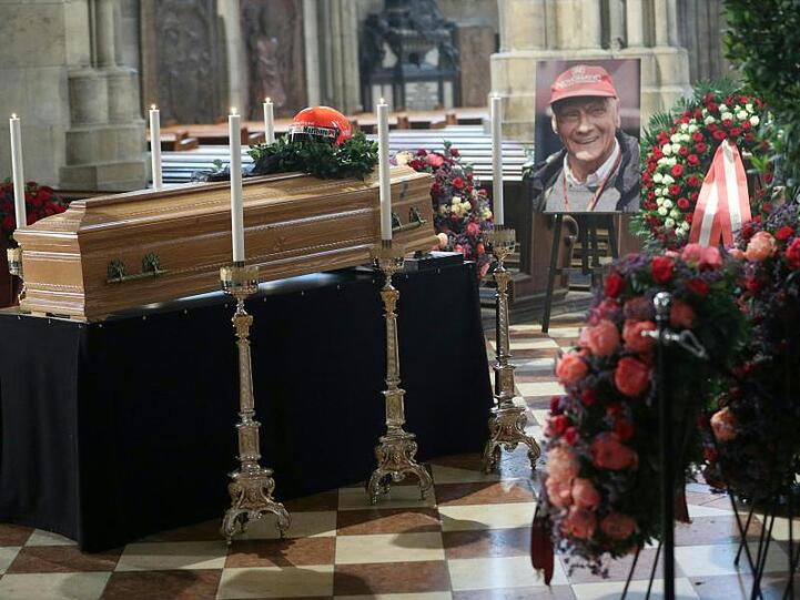 Zahlreiche Menschen nutzten die Möglichkeit, der Formel-1-Legende Niki Lauda im Wiener Stephansdom die letzte Ehre zu erweisen.