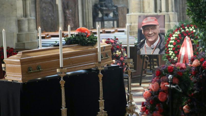 Zahlreiche Menschen nutzten die Möglichkeit, der Formel-1-Legende Niki Lauda im Wiener Stephansdom die letzte Ehre zu erweisen. Zahlreiche Menschen nutzten die Möglichkeit, der Formel-1-Legende Niki Lauda im Wiener Stephansdom die letzte Ehre zu erweisen.