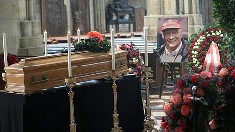 Zahlreiche Menschen nutzten die Möglichkeit, der Formel-1-Legende Niki Lauda im Wiener Stephansdom die letzte Ehre zu erweisen.