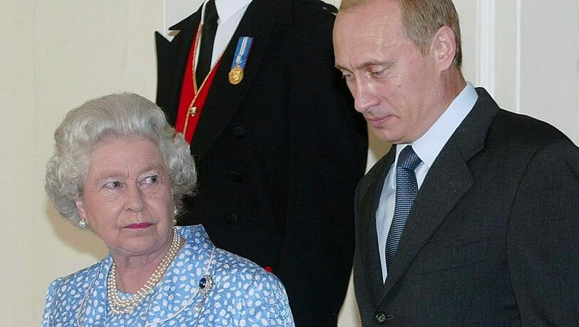 Der russische Machthaber Wladimir Putin soll zu einem Treffen mit der Queen unentschuldigt 14 Minuten zu spät gekommen sein. Der russische Machthaber Wladimir Putin soll zu einem Treffen mit der Queen unentschuldigt 14 Minuten zu spät gekommen sein.