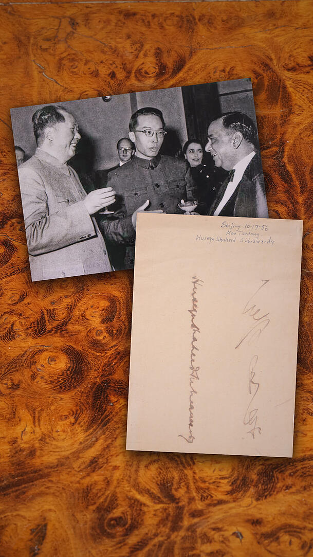 Mao Zedongs (1893-1976; l.) Signatur.