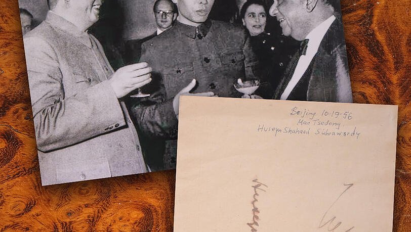 Mao Zedongs (1893-1976; l.) Signatur. Mao Zedongs (1893-1976; l.) Signatur.