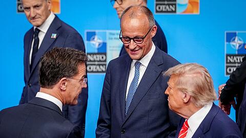 Nato-Generalsekret&auml;r Mark Rutte (l) freut sich &uuml;ber die Einigung zwischen Bundeskanzler Friedrich Merz und US-Pr&auml;sident Donald Trump. (Archivbild)