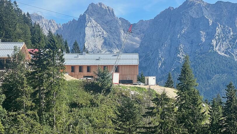 Die Vorderkaiserfeldenh&uuml;tte hat einen etwas sperrigen Namen und intern auch keinen k&uuml;rzeren "Nickname", wie Gerhard Wagner vom DAV erz&auml;hlt. Daf&uuml;r gl&auml;nzt sie mit einem besonderen Ausblick.