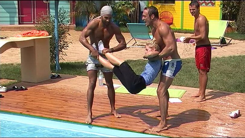 Fabienne soll die WG mit Aqua Fitness im Pool drillen. Doch so richtig hat sie ihre Mitbewohner nicht unter Kontrolle...