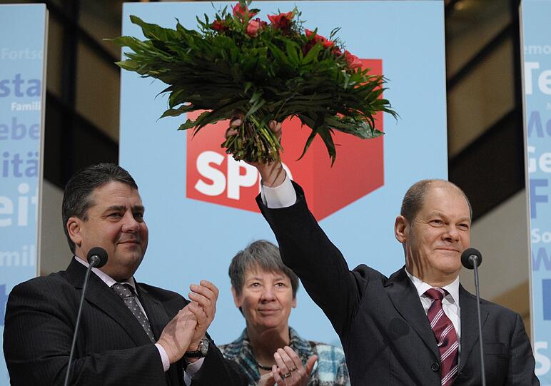 Als Spitzenkandidat der SPD ging Olaf Scholz im Februar 2011 in die vorgezogene Bürgerschaftswahl in Hamburg. Bei der Wahl erhielt die SPD mit 62 Abgeordneten von 121 die Absolute Mehrheit. Bei der konstituierenden Sitzung der Hamburgischen Bürgerschaft am 7. März 2011 wurde Scholz mit 62 von 118 Stimmen zum Ersten Bürgermeister gewählt.