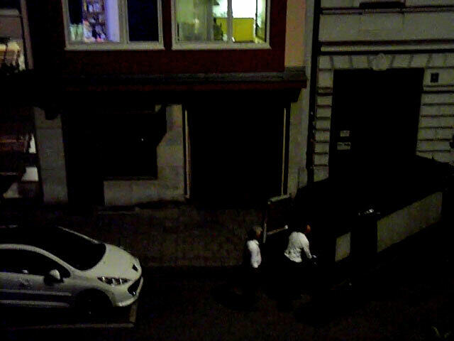 Mitarbeiter eines Bestattungsinstituts bringen die Leiche von Silvia Seidel aus ihrer Wohnung.