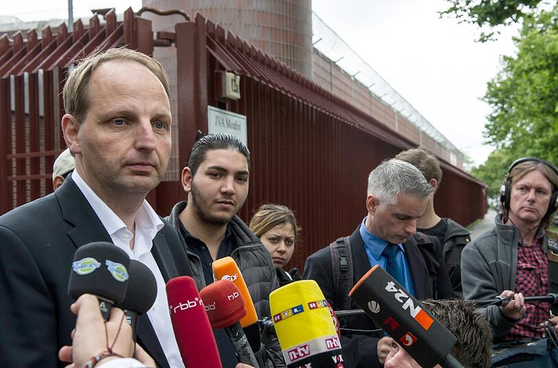 Justizsenator Thomas Heilmann (CDU, l.) äußert sich vor der Justizvollzugsanstalt Moabit gegenüber Journalisten. Er sieht die Schuld am Ausbruch der zwei Häftlinge beim Gefängnispersonal.