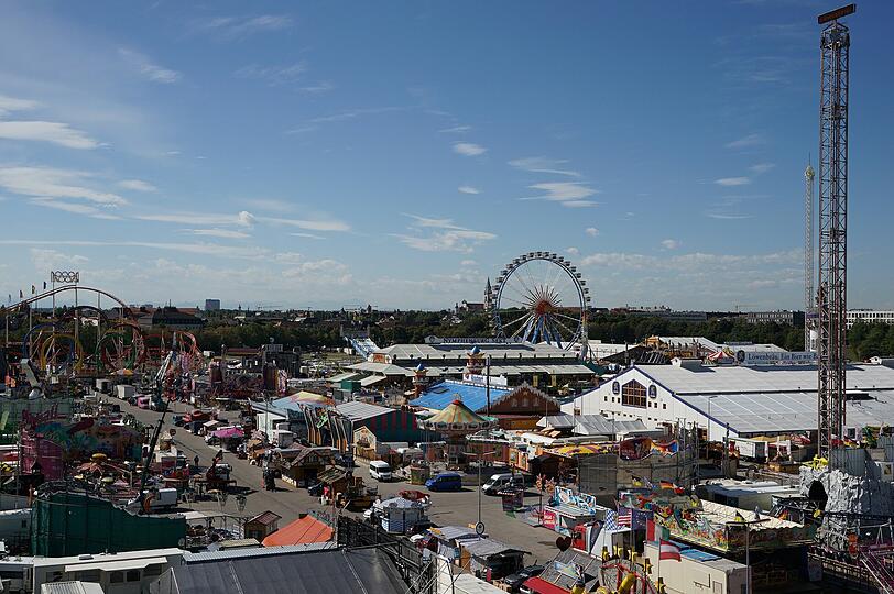Es wird wieder reichlich geboten beim Oktoberfest 2015! Und so sieht das Wiesn-Gelände von oben aus.