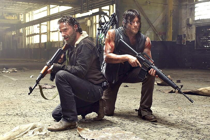 Andrew Lincoln als Rick Grimes und Norman Reedus als Daryl Dixon in einer Szene aus "The Walking Dead".