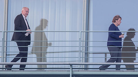 Ein Bild vom Samstag: Angela Merkel mit Horst Seehofer auf einem Balkon des Bundeskanzleramts.