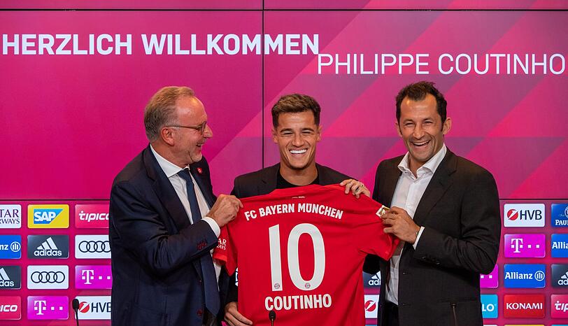 Karl-Heinz Rummenigge (l.) und Hasan Salihamidzic (r.) überreichen Philippe Coutinho (M) das Trikot mit der Nummer 10.