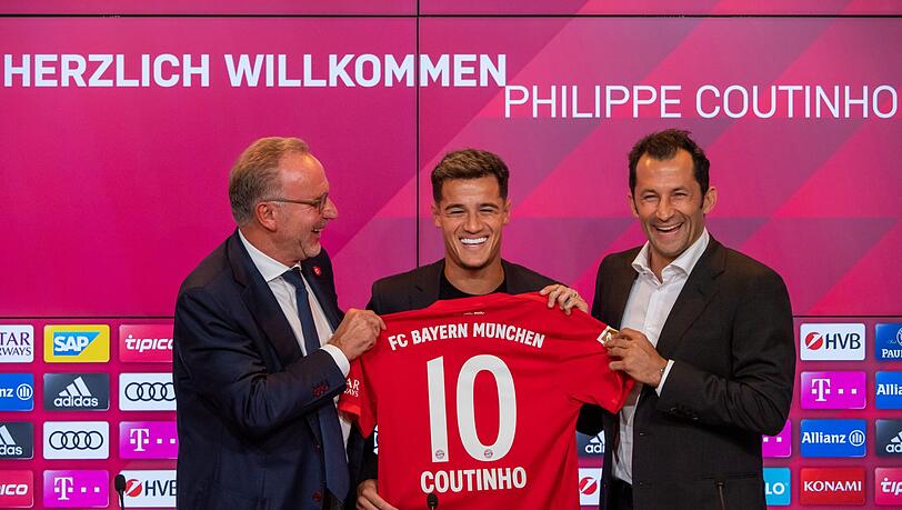 Karl-Heinz Rummenigge (l.) und Hasan Salihamidzic (r.) überreichen Philippe Coutinho (M) das Trikot mit der Nummer 10. Karl-Heinz Rummenigge (l.) und Hasan Salihamidzic (r.) überreichen Philippe Coutinho (M) das Trikot mit der Nummer 10.
