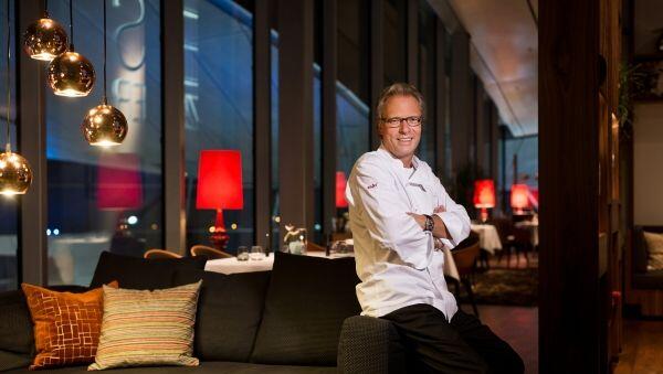Chefkoch Bobby Bräuer hat im ersten Jahr im EssZimmer gleich einen Stern vom Guide Michelin erhalten. Chefkoch Bobby Bräuer hat im ersten Jahr im EssZimmer gleich einen Stern vom Guide Michelin erhalten.