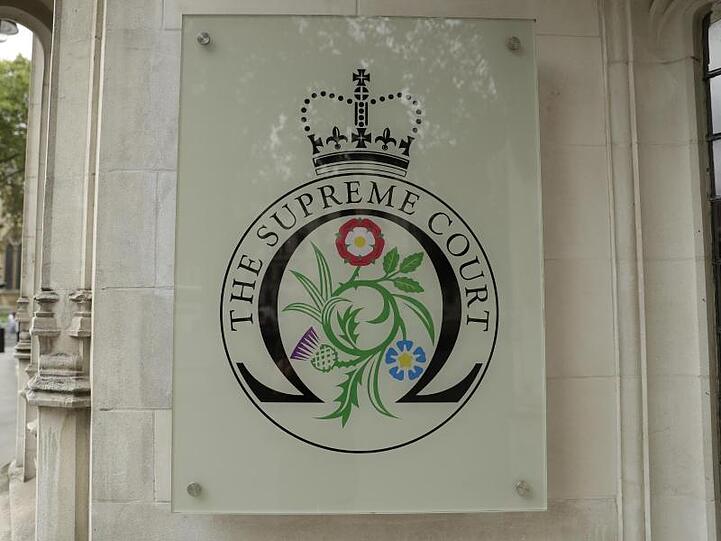 Schild des "Supreme Court" am Haupteingang des Obersten Gerichtshofs des Vereinigten Königreichs.