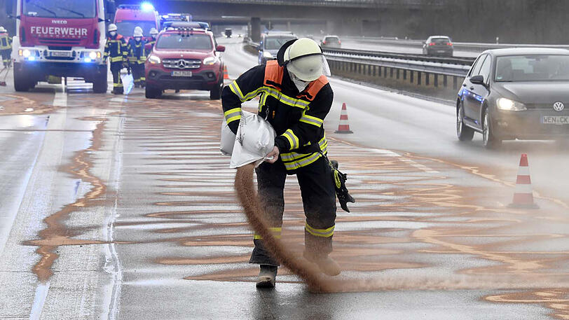 Die Feuerwehr musste wegen des ausgelaufenen Kraftstoffs großflächig Ölbinder aufstreuen.