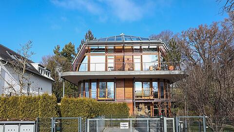 In diesem modernen Holzbau mit vielen Glaselementen im Obermenzinger Villenviertel hat die 72-Jährige im zweiten Obergeschoß gelebt.