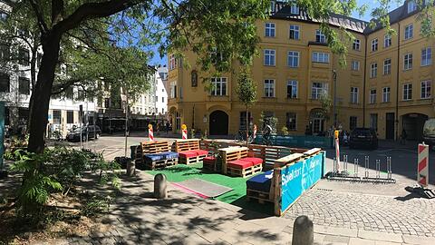 Palettenmöbel und Liegestühle statt geparkter Autos: So schaut noch bis Montag der provisorische "Hackenplatz" in der Altstadt aus.