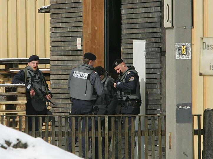 Polizisten nahe der Wohnung, in der sich der "Geiselnehmer" verschanzt hatte.