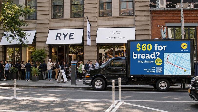 New York: Schlangestehen für einen Laib Sauerteigbrot für 60 Dollar. New York: Schlangestehen für einen Laib Sauerteigbrot für 60 Dollar.