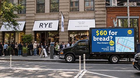 New York: Schlangestehen f&uuml;r einen Laib Sauerteigbrot f&uuml;r 60 Dollar.