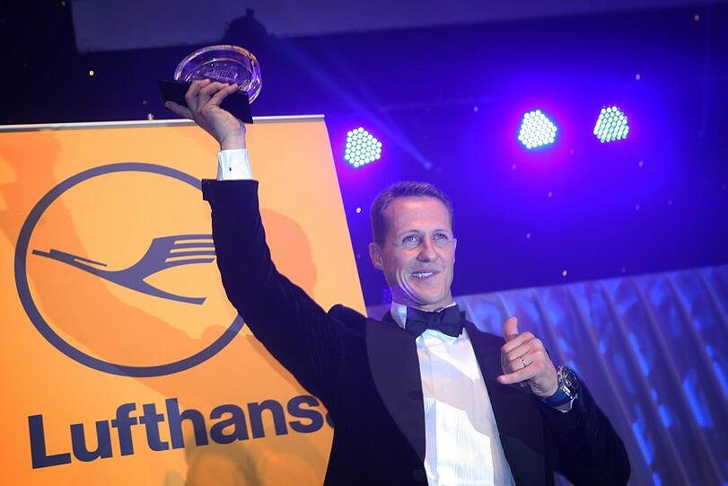 Offiziell zur "Legende" gemacht: Michael Schumacher  ist
am Samstagabend auf dem Deutschen Sportpresseball in Frankfurt am
Main als &bdquo;Legende des Sports&ldquo; geehrt worden. Der Rennfahrer steht
damit in einer Reihe mit Fußball-&bdquo;Kaiser&ldquo; Franz Beckenbauer,
Torhüter Oliver Kahn, Tennisstar Boris Becker, Eiskunstläuferin
Katarina Witt und Handballtrainer Heiner Brand, die bisher mit
dieser Auszeichnung bedacht wurden.