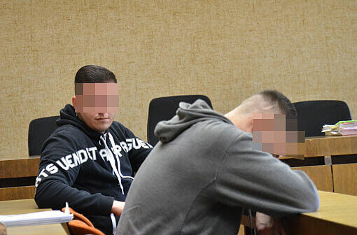 Die Dresdner-Fans Roy L. (22, vorne) und Paul A. (26) auf der Anklagebank.