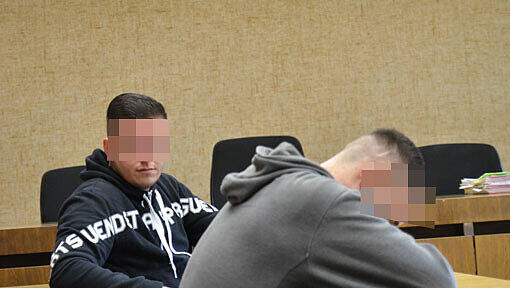 Die Dresdner-Fans Roy L. (22, vorne) und Paul A. (26) auf der Anklagebank. Die Dresdner-Fans Roy L. (22, vorne) und Paul A. (26) auf der Anklagebank.