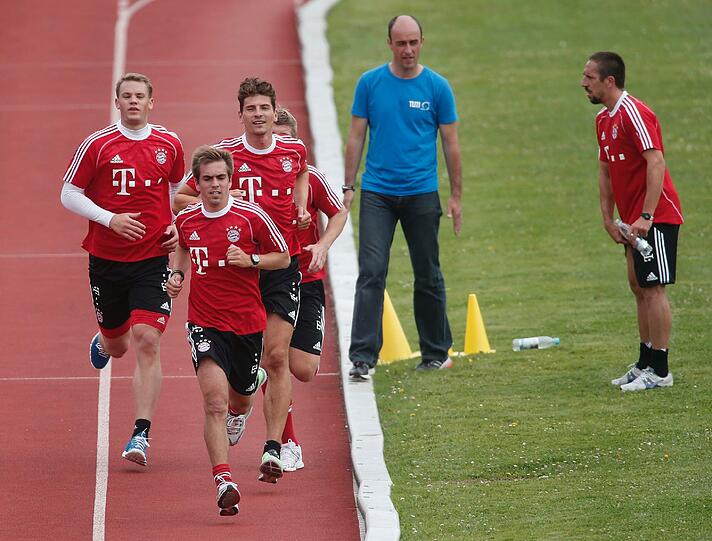 Einen Tag nach dem ersten Training unter Pep Guardiola müssen Bayern-Spieler zum Laktattest ran: Erst schwitzen, dann pieksen - die Bilder aus dem Olympiastadion