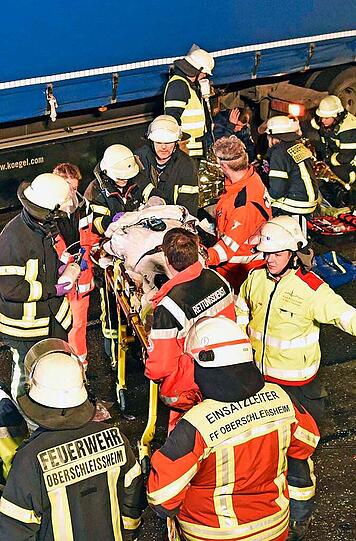 Bilder vom schweren Verkehrsunfall auf der A99 bei Neuherberg. Ein 40-Tonner raste in ein Stauende - mehrere Personen wurden schwer verletzt.