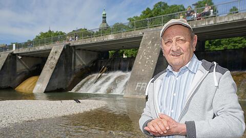 Helmut Zengler an der Unglücksstelle von damals. &bdquo;Das ist 63 Jahre her, da kann man das schon verarbeiten&ldquo;, sagt er lachend über seine Gefühle dabei.