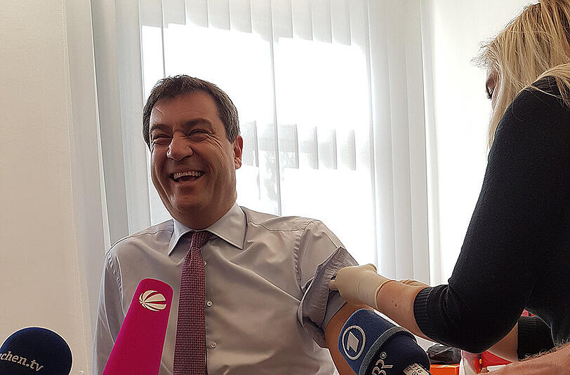 Markus Söder lässt sich impfen.