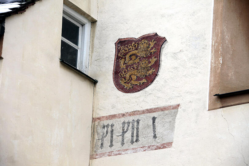 Geheimnisvolle Inschrift: 1983 wurden diese Reste einer Sonnenuhr in der Blutenburg gefunden.