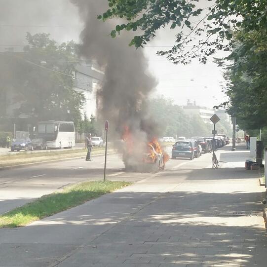 In der Berg-am-Laim-Straße ist am Donnerstag ein Auto komplett ausgebrannt.