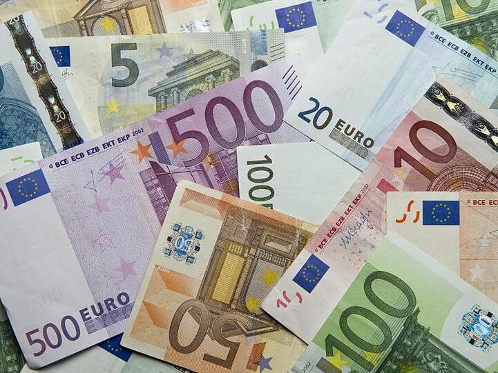 Zahlreiche Euro-Banknoten liegen auf einem Haufen. Foto: Daniel Reinhardt/dpa/Archivbild