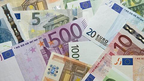 Zahlreiche Euro-Banknoten liegen auf einem Haufen. Foto: Daniel Reinhardt/dpa/Archivbild