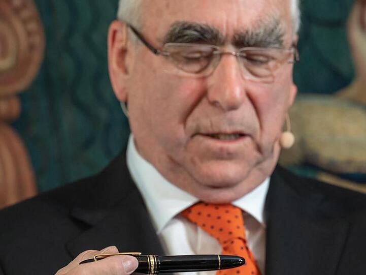 Der ehemalige CSU-Vorsitzende und Bundesfinanzminister Theo Waigel hält einen Füller in der rechten Hand hoch. Foto: Peter Kneffel